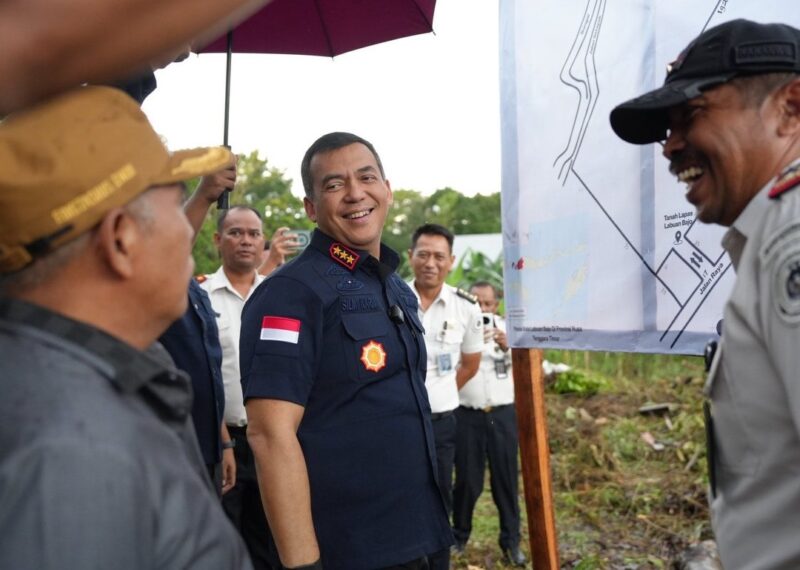 Wamen Imipas Silmy Karim ketika meninjau lokasi lahan untuk Lapas Labuan Bajo, April lalu. (Foto: IG @silmykarim)