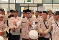 Wamenhaj Dahnil Anzar Simanjuntak melepas kepulangan jemaah haji kloter KNO 7 di Bandara Internasional King Abdul Aziz, Jeddah, Senin (8/6/2026). (Foto: Kemenhaj)
