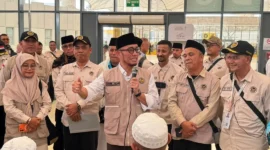 Wamenhaj Dahnil Anzar Simanjuntak melepas kepulangan jemaah haji kloter KNO 7 di Bandara Internasional King Abdul Aziz, Jeddah, Senin (8/6/2026). (Foto: Kemenhaj)