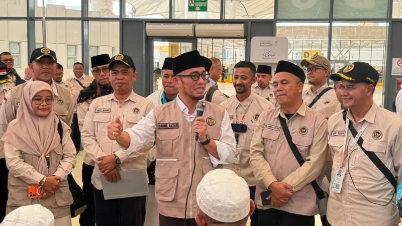 Wamenhaj Dahnil Anzar Simanjuntak melepas kepulangan jemaah haji kloter KNO 7 di Bandara Internasional King Abdul Aziz, Jeddah, Senin (8/6/2026). (Foto: Kemenhaj)