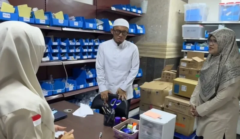 Wamenhaj Dahnil Anzar Simanjuntak saat meninjau Klinik Kesehatan Haji Indonesia (KKHI) Madinah, Jumat (5/6/2026). (Foto: Kemenhaj) 