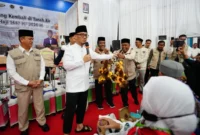 Wamenhaj Dahnil Anzar Simanjuntak saat menyambut kepulangan jemaah haji Kloter 14 Debarkasi Aceh, kelompok terbang terakhir musim haji 1447 H/2026 M, di Asrama Haji Aceh, Selasa (30/6). (Foto: Kemenhaj)
