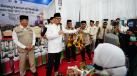 Wamenhaj Dahnil Anzar Simanjuntak saat menyambut kepulangan jemaah haji Kloter 14 Debarkasi Aceh, kelompok terbang terakhir musim haji 1447 H/2026 M, di Asrama Haji Aceh, Selasa (30/6). (Foto: Kemenhaj)