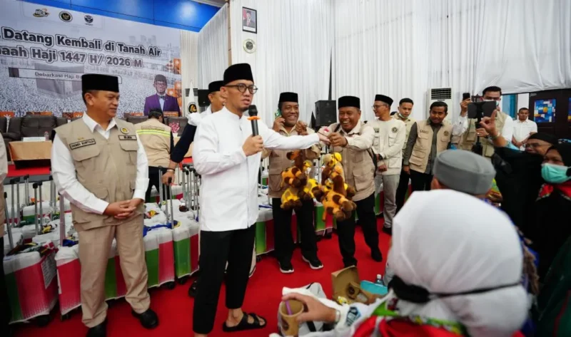Wamenhaj Dahnil Anzar Simanjuntak saat menyambut kepulangan jemaah haji Kloter 14 Debarkasi Aceh, kelompok terbang terakhir musim haji 1447 H/2026 M, di Asrama Haji Aceh, Selasa (30/6). (Foto: Kemenhaj)