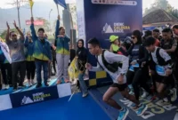 Wamenpar Ni Luh Puspa melepas peserta Dieng Caldera Race 2026, Minggu (21/6/2026). (Foto: Kemenpar)