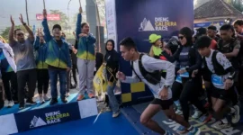 Wamenpar Ni Luh Puspa melepas peserta Dieng Caldera Race 2026, Minggu (21/6/2026). (Foto: Kemenpar)