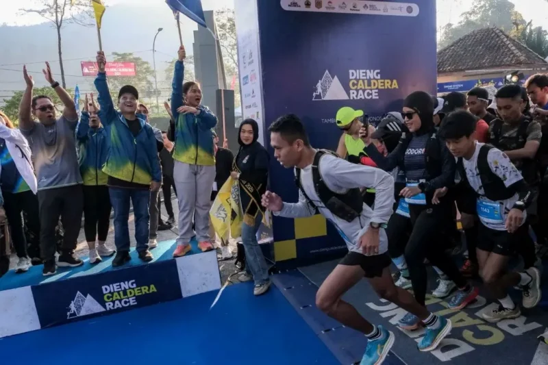 Wamenpar Ni Luh Puspa melepas peserta Dieng Caldera Race 2026, Minggu (21/6/2026). (Foto: Kemenpar)