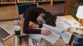 Ilustrasi seorang wanita tertidur di atas tumpukan kertas. (Foto: Pexels) 