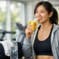 Ilustrasi seorang wanita sedang makan pisang. (Foto: Website Alodokter)