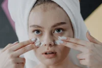 Ilustrasi wanita memakai moisturizer. (Foto: Pexels)