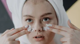 Ilustrasi wanita memakai moisturizer. (Foto: Pexels)