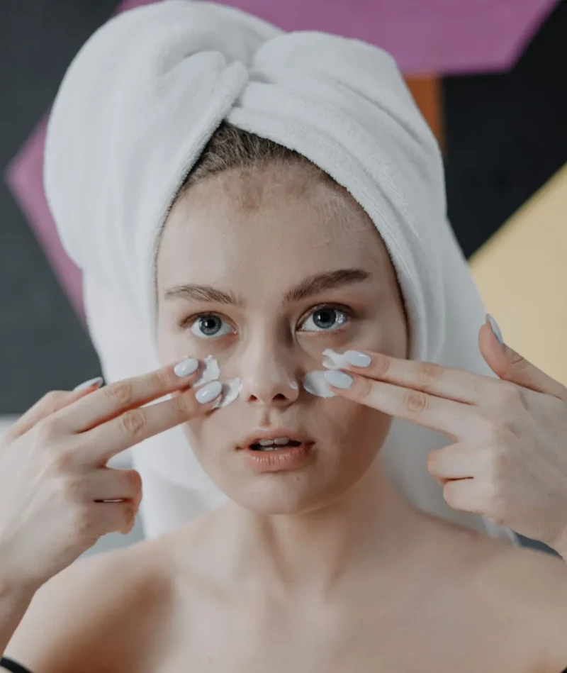 Ilustrasi wanita memakai moisturizer. (Foto: Pexels)