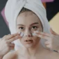 Ilustrasi wanita memakai moisturizer. (Foto: Pexels)