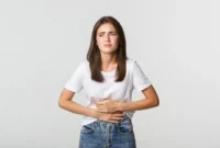 Ilustrasi seorang wanita mengalami asam lambung. (Foto: Magnific)