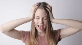 Ilustrasi wanita mengalami masalah rambut. (Foto: Pexels)