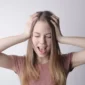 Ilustrasi wanita mengalami masalah rambut. (Foto: Pexels)