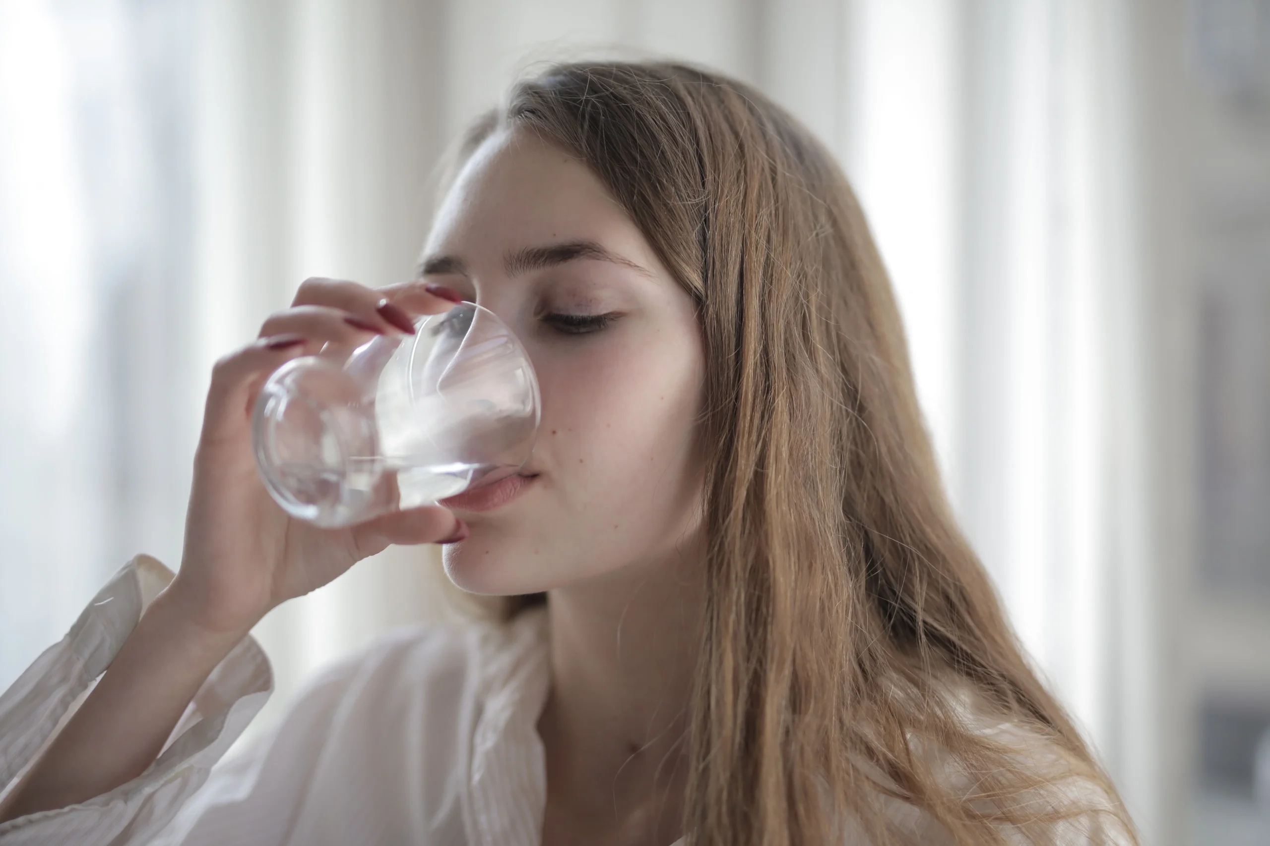 Ilustrasi seorang wanita sedang minum air putih. (Foto: Pexels)