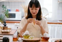 Ilustrasi seorang wanita sedang meminum minuman tradisional. (Foto: Pexels)