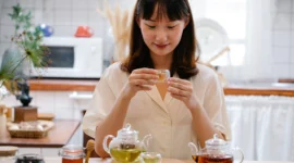 Ilustrasi seorang wanita sedang meminum minuman tradisional. (Foto: Pexels)