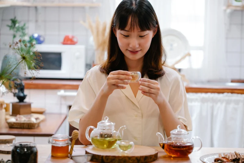 Ilustrasi seorang wanita sedang meminum minuman tradisional. (Foto: Pexels)