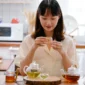 Ilustrasi seorang wanita sedang meminum minuman tradisional. (Foto: Pexels)