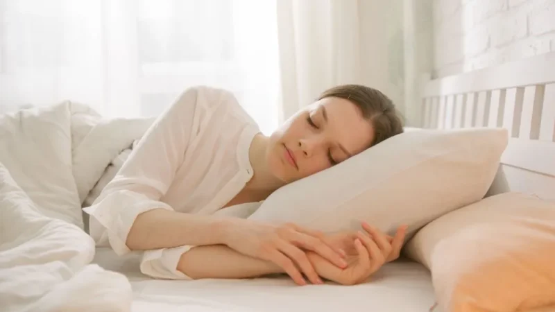 Ilustrasi wanita sedang tidur. (Foto: Pexels)