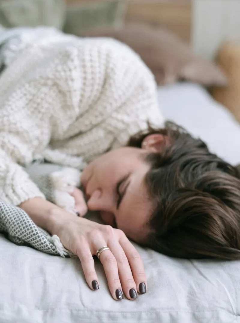Ilustrasi wanita sedang tidur. (Foto: Pexels)