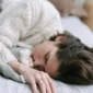 Ilustrasi wanita sedang tidur. (Foto: Pexels)