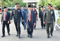 Wakil Wali Kota Padang, Maigus Nasir dan rombongan menuju lapangan upacara Peringatan Hari Lahir Pancasila Tingkat Kota Padang Tahun 2026 di Lapangan Upacara Balai Kota Padang, Aie Pacah, Senin (1/6/2026). (Foto: Pemko Padang)