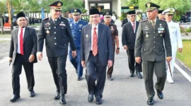 Wakil Wali Kota Padang, Maigus Nasir dan rombongan menuju lapangan upacara Peringatan Hari Lahir Pancasila Tingkat Kota Padang Tahun 2026 di Lapangan Upacara Balai Kota Padang, Aie Pacah, Senin (1/6/2026). (Foto: Pemko Padang)