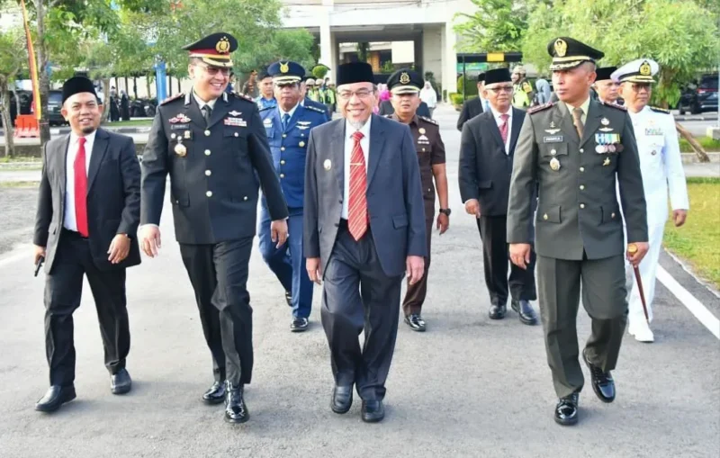Wakil Wali Kota Padang, Maigus Nasir dan rombongan menuju lapangan upacara Peringatan Hari Lahir Pancasila Tingkat Kota Padang Tahun 2026 di Lapangan Upacara Balai Kota Padang, Aie Pacah, Senin (1/6/2026). (Foto: Pemko Padang)