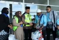Wakil Wali Kota Payakumbuh Elzadaswarman menyambut kedatangan jemaah haji Kloter 13 Debarkasi Padang tiba di BIM, Kamis (18/6/2026). (Foto: Humas Kemenhaj Sumbar)