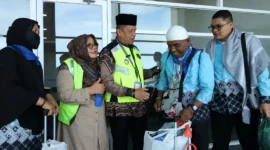 Wakil Wali Kota Payakumbuh Elzadaswarman menyambut kedatangan jemaah haji Kloter 13 Debarkasi Padang tiba di BIM, Kamis (18/6/2026). (Foto: Humas Kemenhaj Sumbar)