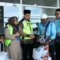 Wakil Wali Kota Payakumbuh Elzadaswarman menyambut kedatangan jemaah haji Kloter 13 Debarkasi Padang tiba di BIM, Kamis (18/6/2026). (Foto: Humas Kemenhaj Sumbar)