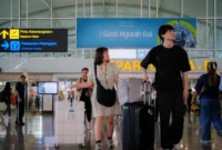 Wisatawan mancanagera berjalan di Bandara Internasional I Gusti Ngurah Rai. (Foto: Dok. Kemenpar)