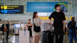 Wisatawan mancanagera berjalan di Bandara Internasional I Gusti Ngurah Rai. (Foto: Dok. Kemenpar)