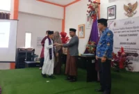 Pimpinan Pondok Pesantren Hijrah Medinah Lakitan Utara, Ustad Irwan Gusrianto bersama Asisten I, Syahrizal Antoni saat melakukan wisuda dan penyerahan ijazah santri. (Foto: Dok. Niks)