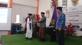 Pimpinan Pondok Pesantren Hijrah Medinah Lakitan Utara, Ustad Irwan Gusrianto bersama Asisten I, Syahrizal Antoni saat melakukan wisuda dan penyerahan ijazah santri. (Foto: Dok. Niks)