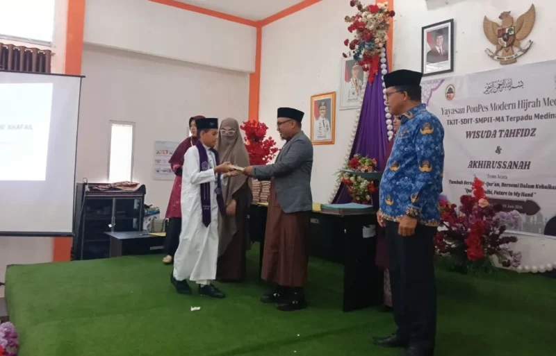 Pimpinan Pondok Pesantren Hijrah Medinah Lakitan Utara, Ustad Irwan Gusrianto bersama Asisten I, Syahrizal Antoni saat melakukan wisuda dan penyerahan ijazah santri. (Foto: Dok. Niks)