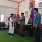 Pimpinan Pondok Pesantren Hijrah Medinah Lakitan Utara, Ustad Irwan Gusrianto bersama Asisten I, Syahrizal Antoni saat melakukan wisuda dan penyerahan ijazah santri. (Foto: Dok. Niks)