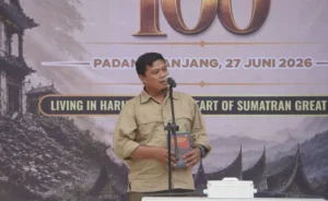 Yose Hendra saat peluncuran Buku Gempa Tujuh Hari di Kompleks PDIKM Kota Padang Panjang