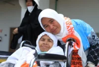 Jemaah haji asal Nagari Sungai Nanam, Kabupaten Solok, Yuni Mardanis mencuri perhatian karena ketulusannya membantu para lansia. (Foto: Humas Kemenhaj Sumbar)