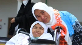 Jemaah haji asal Nagari Sungai Nanam, Kabupaten Solok, Yuni Mardanis mencuri perhatian karena ketulusannya membantu para lansia. (Foto: Humas Kemenhaj Sumbar)