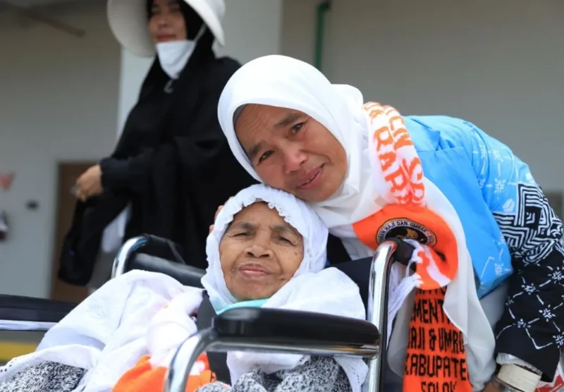 Jemaah haji asal Nagari Sungai Nanam, Kabupaten Solok, Yuni Mardanis mencuri perhatian karena ketulusannya membantu para lansia. (Foto: Humas Kemenhaj Sumbar)