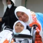 Jemaah haji asal Nagari Sungai Nanam, Kabupaten Solok, Yuni Mardanis mencuri perhatian karena ketulusannya membantu para lansia. (Foto: Humas Kemenhaj Sumbar)