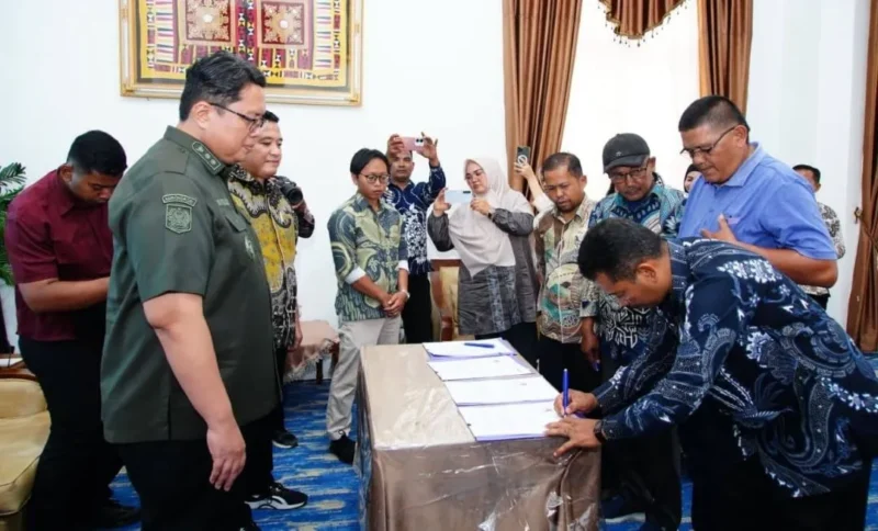 Penandatanganan Perjanjian Kerja Sama antara Kemnaker RI dan Pemkab Tanah Datar di Gedung Indo Jolito, Batusangkar, Kamis (4/6/2026). (Foto: Prokopim Tanah Datar)