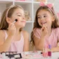 Ilustrasi anak memakai make up. (Foto: AI Generate)