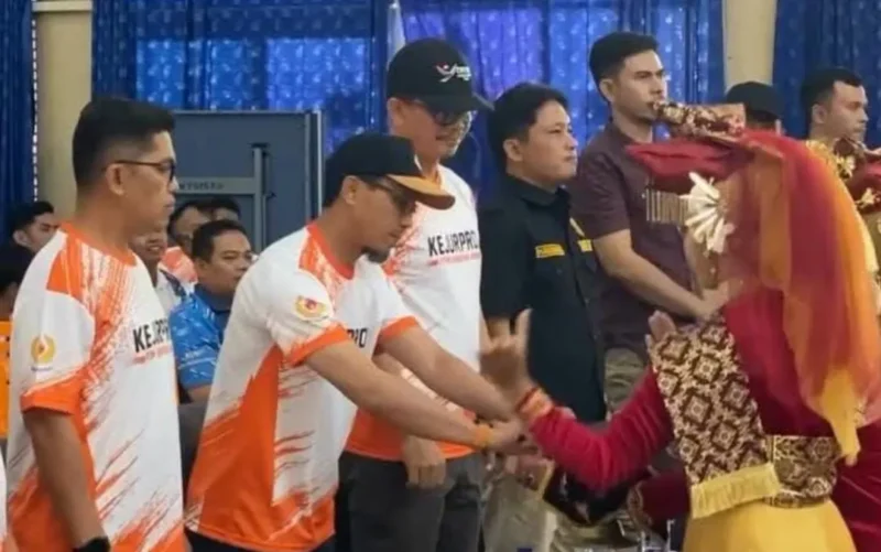 Anggota DPRD Provinsi Sumbar Irsyad Syafar saat menghadiri pembukaan Kejurprov Tenis Meja se-Sumbar 2026 di Hall SMKN 2 Payakumbuh. 