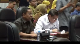Anggota DPRD Provinsi Sumbar, Nofrizon saat menyampaikan interupsi. 