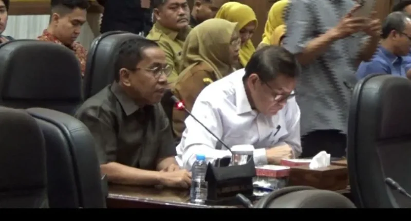 Anggota DPRD Provinsi Sumbar, Nofrizon saat menyampaikan interupsi. 